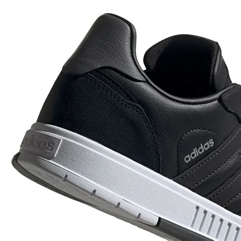 adidas hardcourt basisschool schoenen|Adidas hard court sneakers.